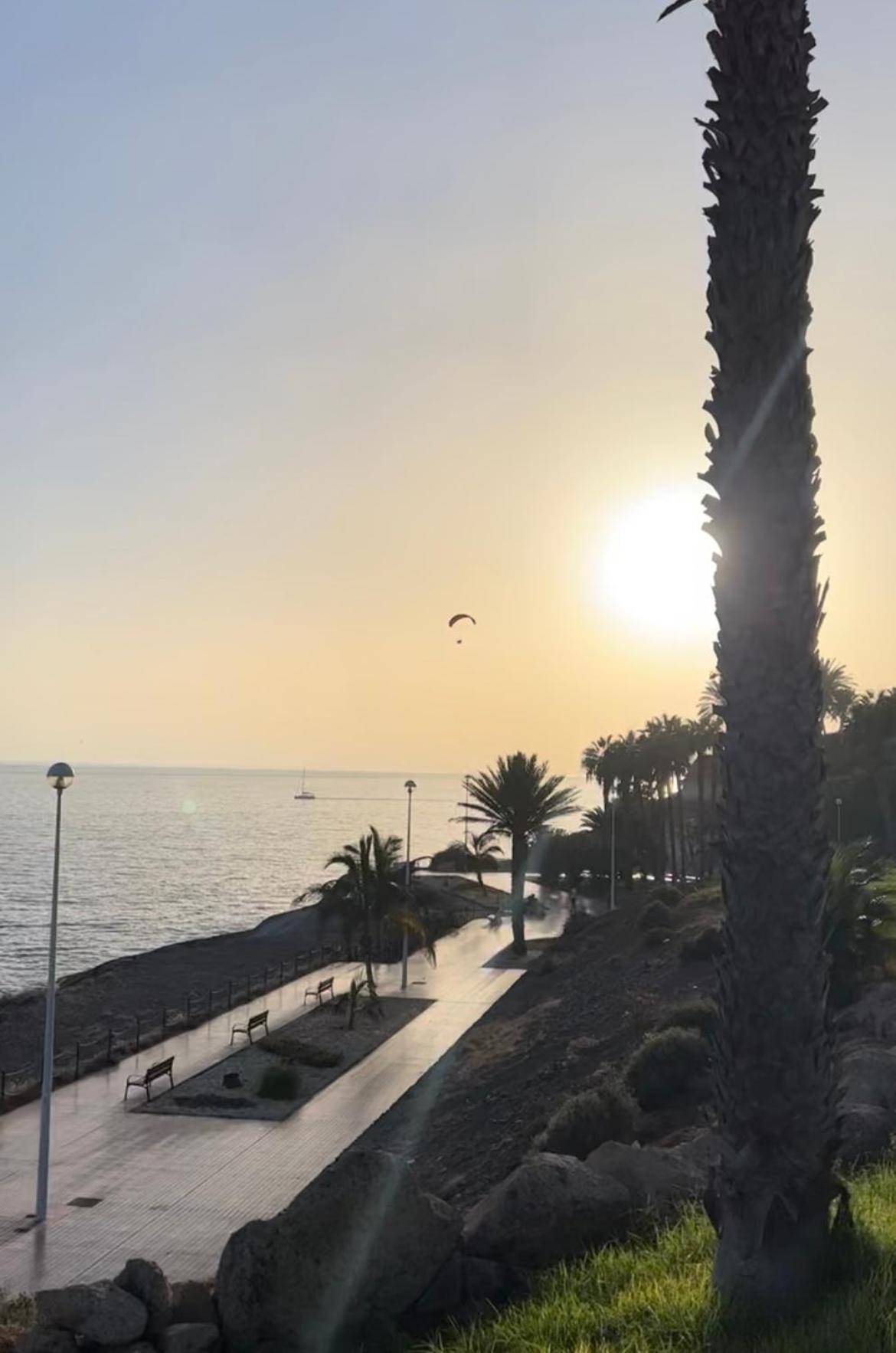 אדחה Lovely Sunny Apartment מראה חיצוני תמונה